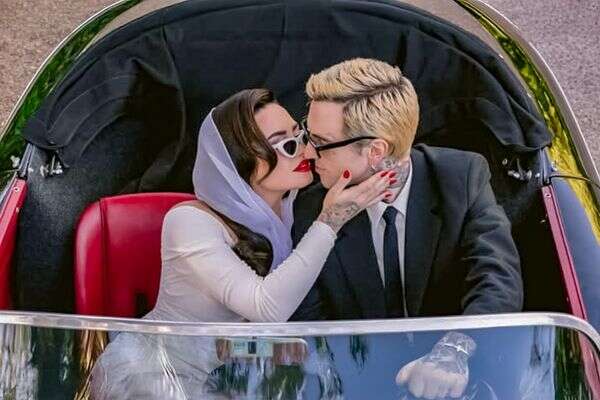 דמי לובאטו וג'ורדן (ג'וטס) לוטס בבגדי חתן-כלה , Jose Villa / @demilovato, Instagram