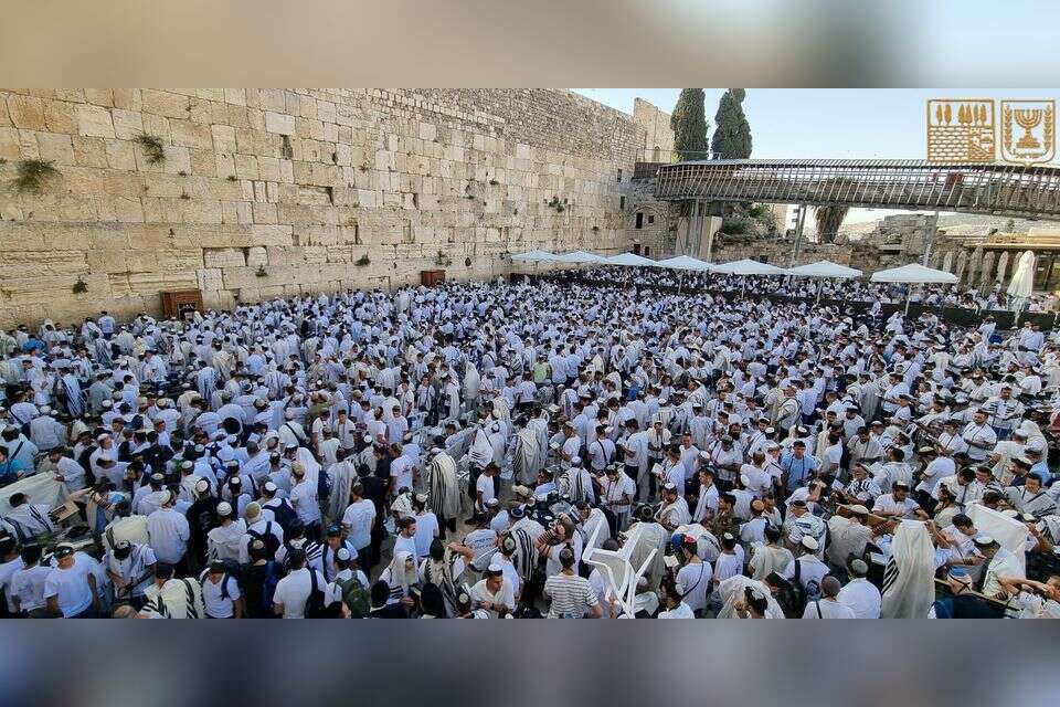 יום ירושלים ה-58: אלפים בתפילת שחרית ברחבת הכותל המערבי , הקרן למורשת הכותל