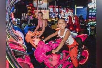 קים חוגגת בענק לבנה הקטן