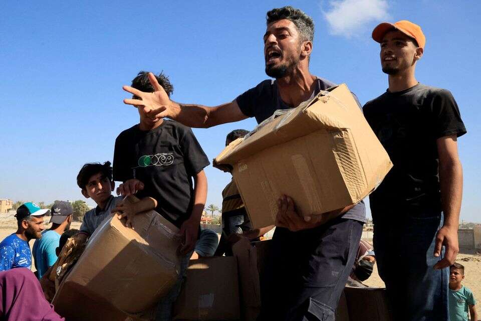 8,000 חבילות חולקו. עזתים עם הסיוע האמריקני , רויטרס