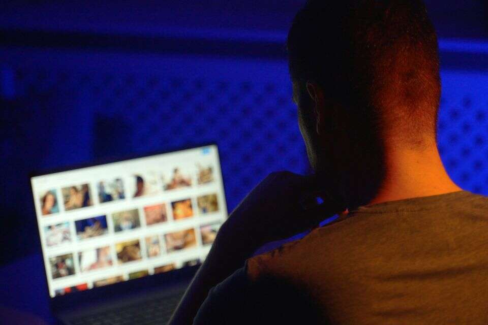 גבר צופה באתר למבוגרים בלבד (אילוסטרציה) , GettyImages
