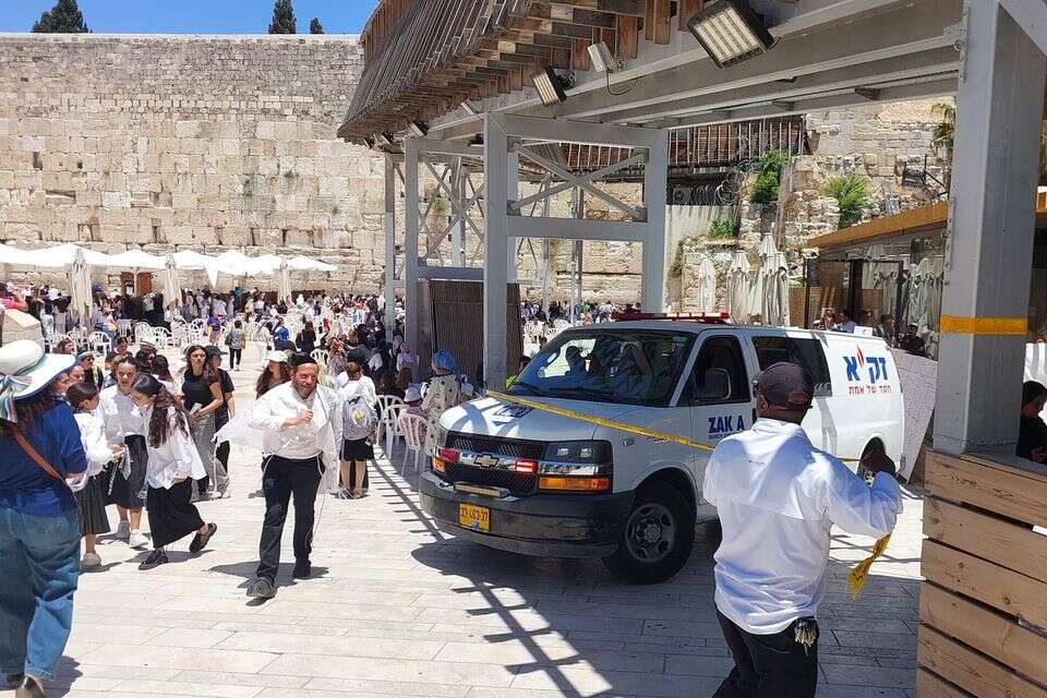 אישה נמצאה ללא רוח חיים ברחבת הכותל , זק"א