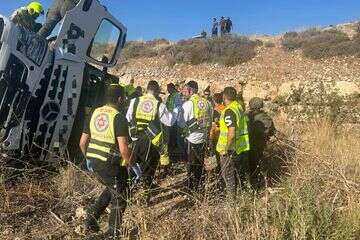 נהג משאית נהרג בהתהפכות משאית בכביש 446 , מד"א