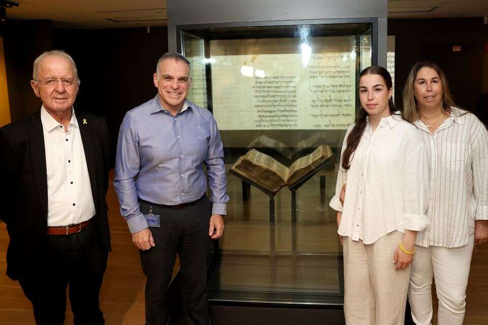 מירב ברגר עם קודקס ששון , אנו