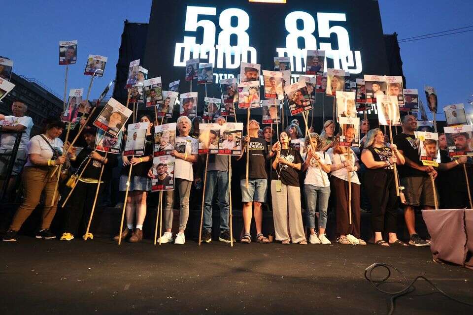 העצרת המרכזית בכיכר החטופים בסימן ״העם עם החטופים״ , קוקו
