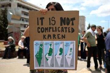 צעדה אנטי־ישראלית מתקיימת כעת (שבת) מול שגרירות ישראל באתונה, יוון. , רויטרס