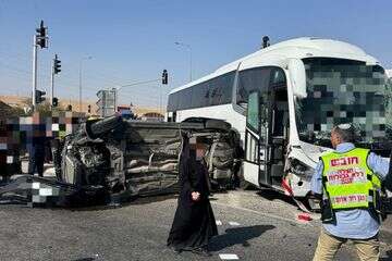 תאונת דרכים בין אוטובוס ורכב פרטי שהתהפך סמוך לצומת מעלה אדומים , דוברות מד"א