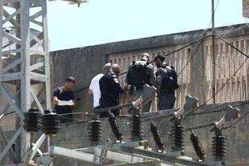 השוטרים מנהלים מו"מ עם בן הזוג החשוד ברצח שהתבצר על הגג , גדעון מרקוביץ'