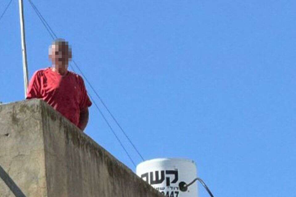 החשוד ברצח מתבצר על הגג , ללא קרדיט