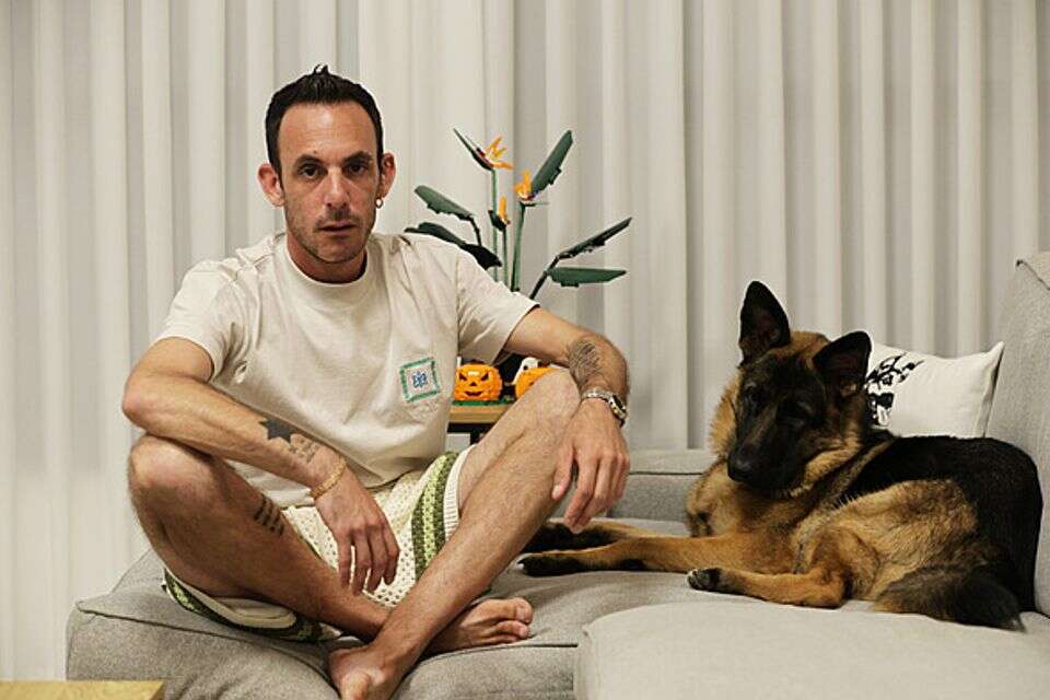 "סיוט רודף סיוט".הס והכלב החדש שלו , ללא