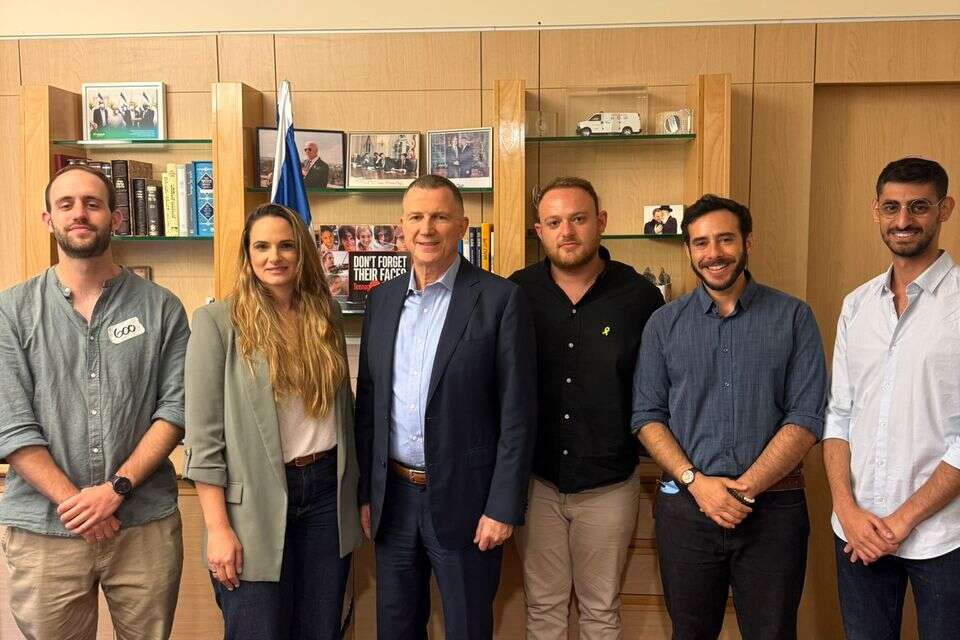 נציגי ארגוני המילואים בפגישה עם אדלשטיין.
שותפים לניסוח החוק. , ללא