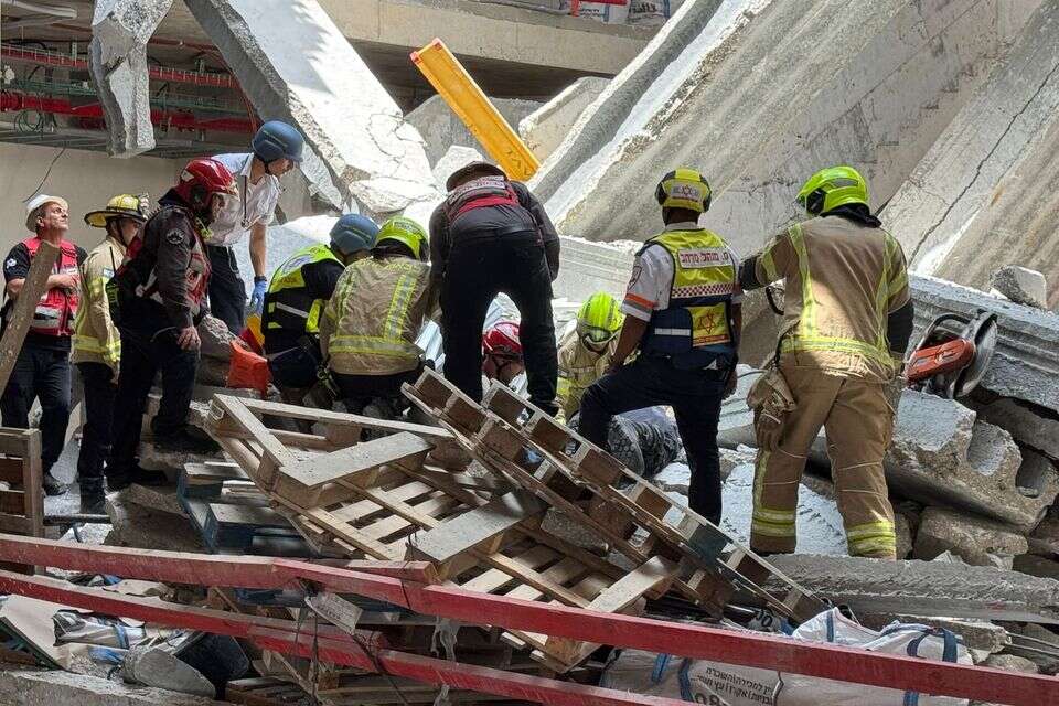 פועל בניין נפצע קשה לאחר שנלכד תחת עמוד בטון שקרס , כב"ה מחוז מרכז