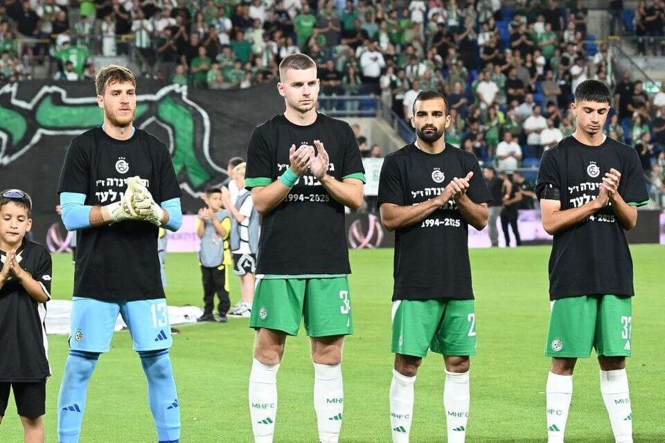 תומאס סולטאני (משמאל) ושחקני מכבי חיפה , ברני ארדוב