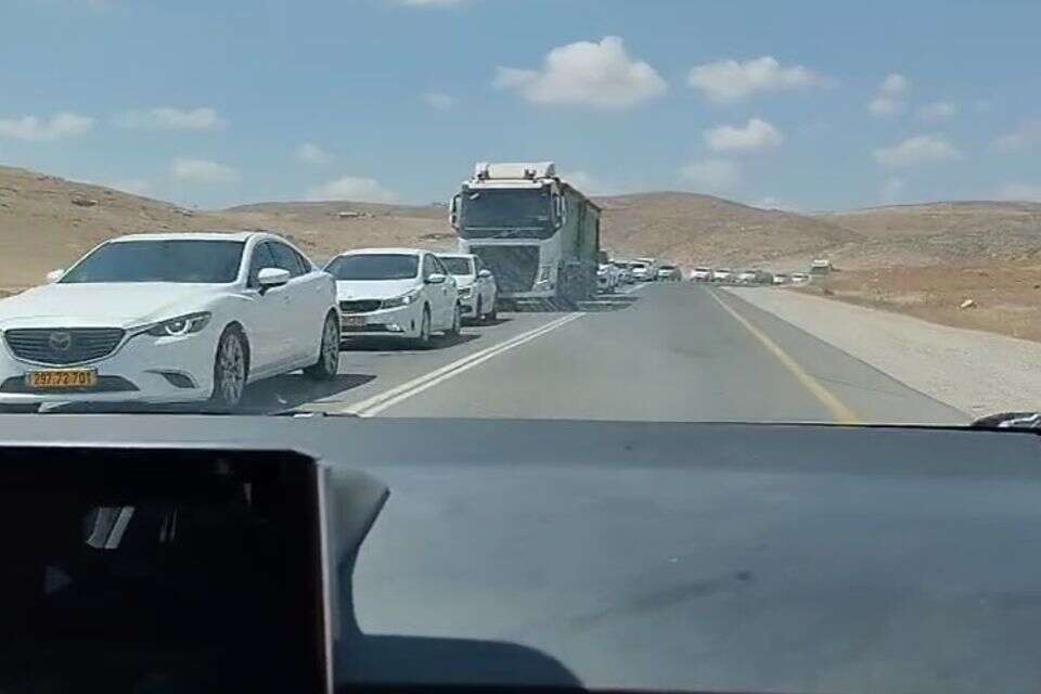 פקקי הענק בפזוקה הבדיאות , ללא קרדיט
