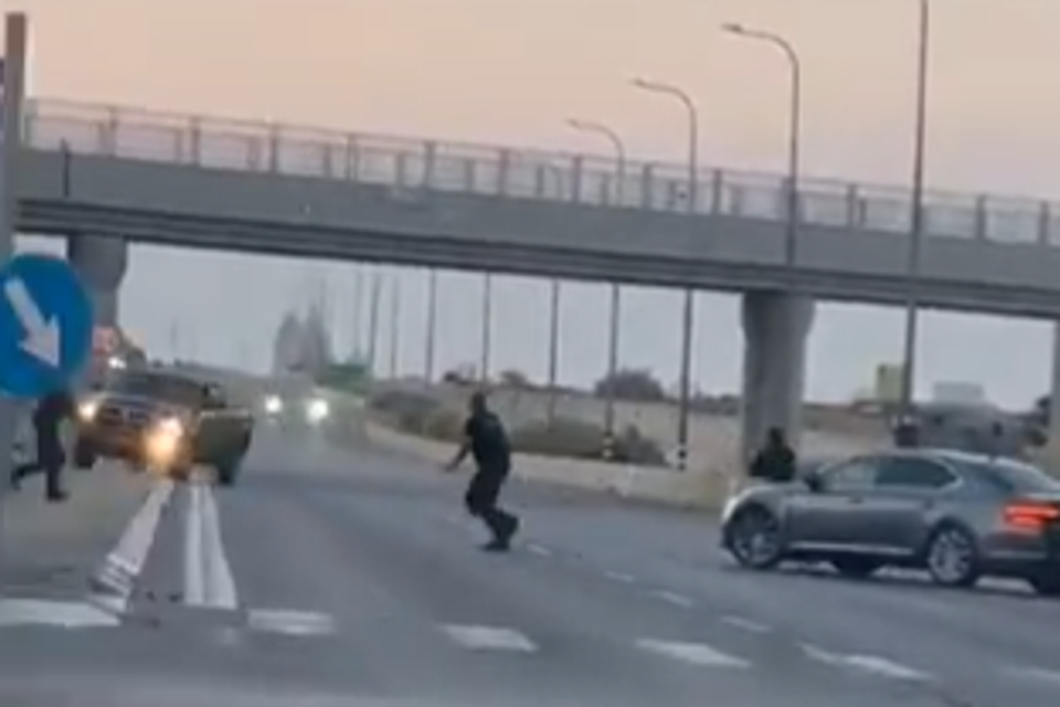 מרדף אחר רכב שנוסע נגד כיוון התנועה בכביש 40 , צילום מסך / X