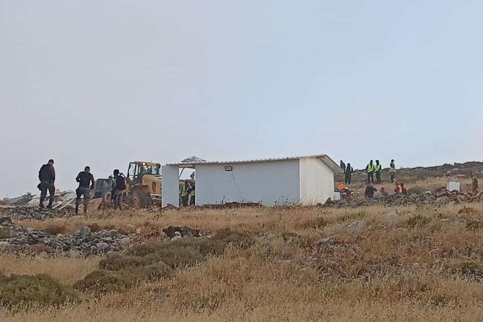 המבנה בו מתבצר הגבר , ללא קרדיט