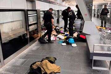 שני שב"חים נעצרו בתחנת הרכבת הקלה אליפלט בתל אביב , דוברות המשטרה