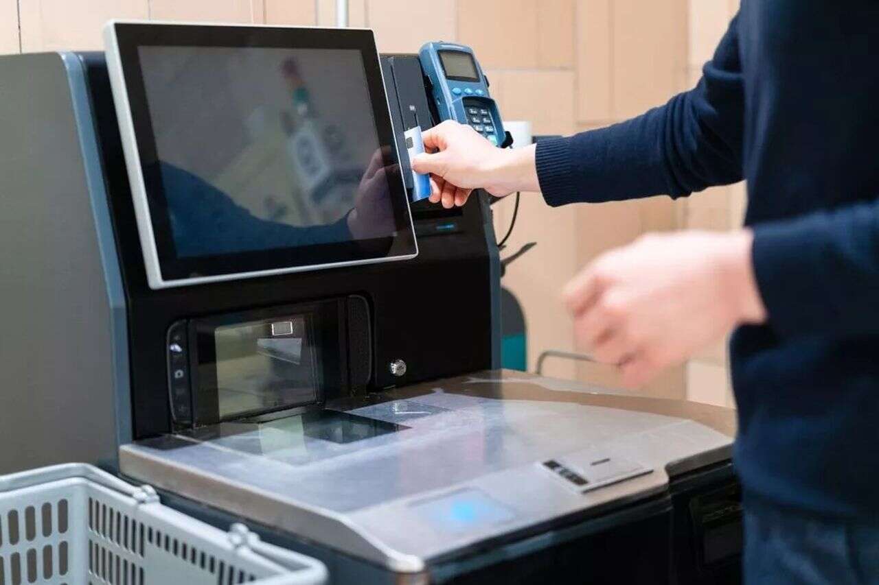 מכירות למראית עין וביטול עסקאות: מנהל משמרת נאשם בגניבה ממעסיקיו