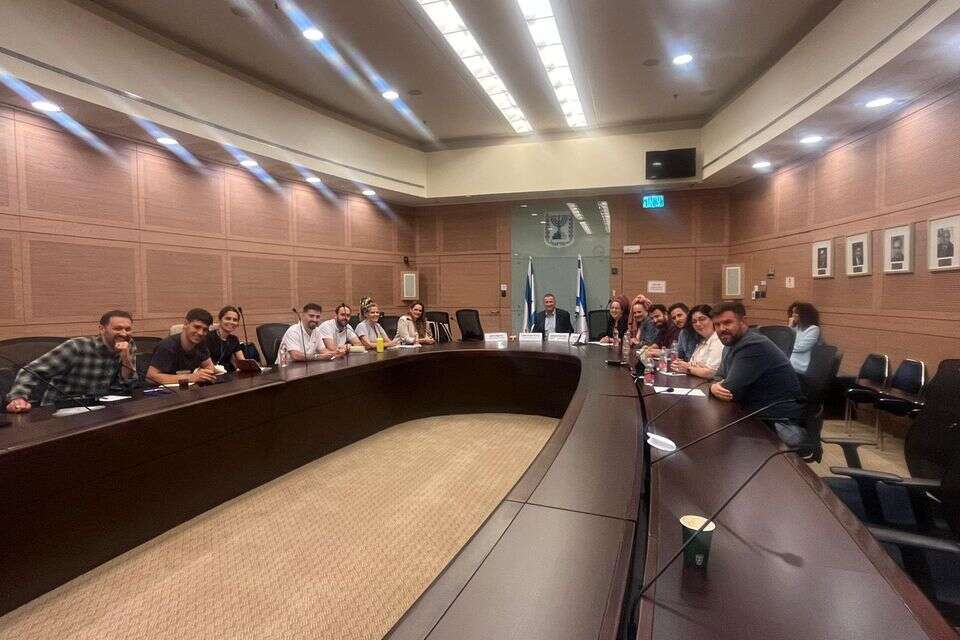 ארגונים שפועלים לגיוס חרדים בפגישה עם אדלשטיין , ללא קרדיט