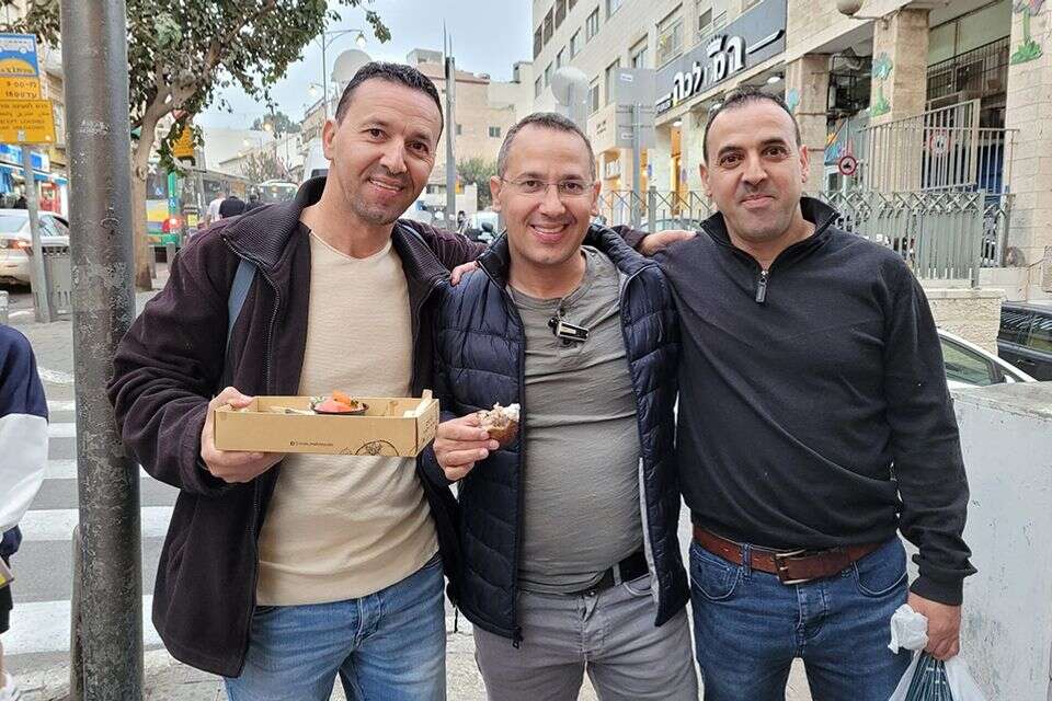 שרון שרעבי (במרכז) לצד אחיו אלי ויוסי ז"ל , באדיבות המשפחה