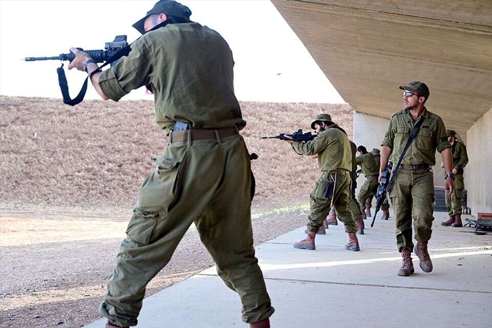 חיילים במטווח
 , יוסי זליגר