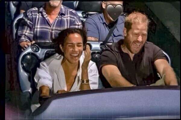 הנסיך הארי ומייגן מרקל על אחד המתקנים בדיסנילנד, 6 ביוני, 2025 , מתוך עמוד האינסטגרם של הדוכס והדוכסית מסאסקס