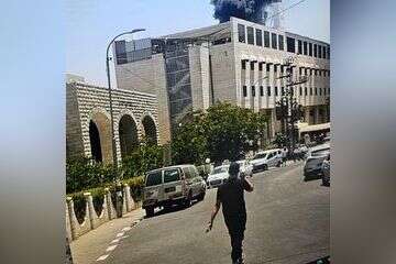 לוחמי אש פועלים בשריפה על גג מבנה ציבורי בשכונת רוממה , דוברות כבאות והצלה