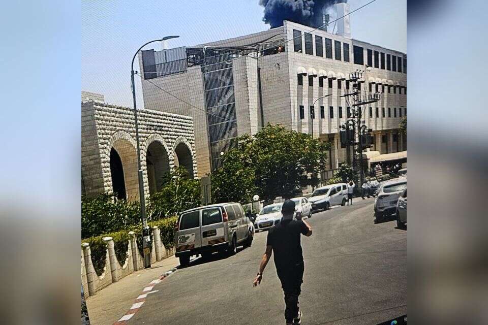 לוחמי אש פועלים בשריפה על גג מבנה ציבורי בשכונת רוממה- פועל חולץ במצב קשה , דוברות כבאות והצלה לישראל