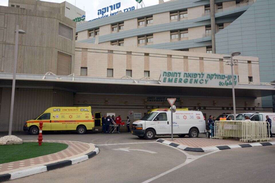אמבולנסים בכניסה למיון בסורוקה , דודו גרינשפן