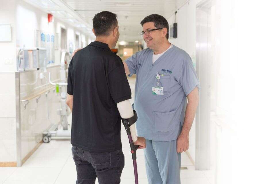 ד"ר יואב ור' בשיקום. "מעריץ שלו, והוא שלי" , לירון מולדובן
