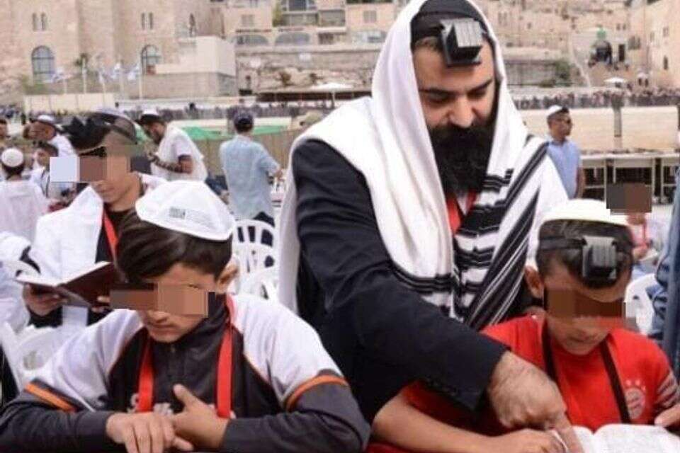 הרב חממי חוגג בר מצווה לילדים יתומים בכותל המערבי  , מאיר אלפסי