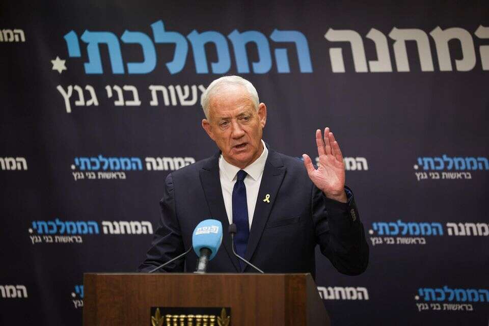 ח"כ בני גנץ בישיבת הסיעה , אורן בן חקון