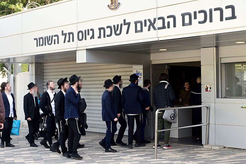 בתוך חמש שנים שיעור הגיוס בציבור החרדי יהיה תואם לזה שבציבור הכללי". חרדים בלשכת גיוס , יוסי זליגר