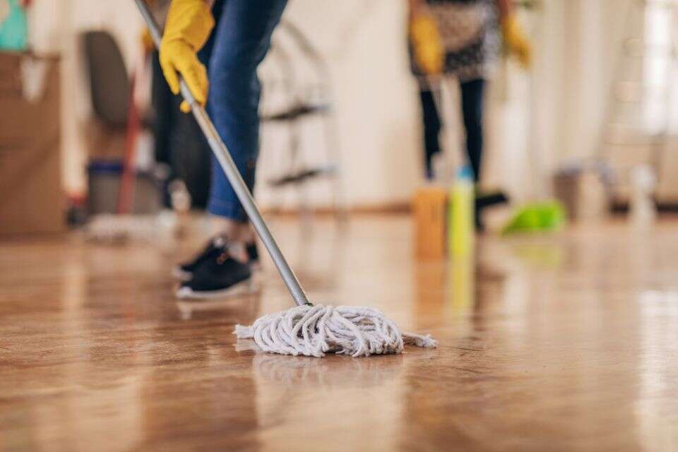 ניקיון רצפת פרקט עם מגב ומטלית , istockphoto