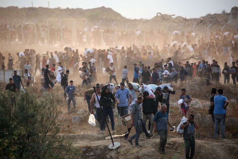 עזתים אוספים ציוד וסיוע הומניטרי בעזה , אי.אף.פי