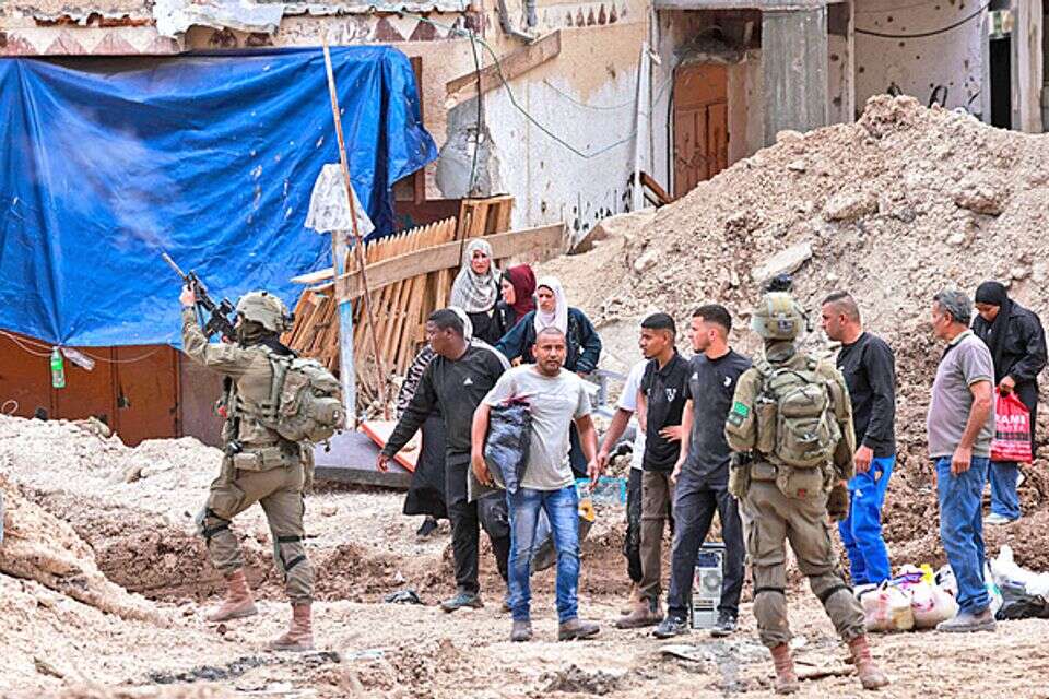 תושבים עוזבים את בתיהם בטולכרם , אי.אף.פי