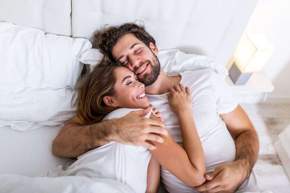 שינה זוגות התכרבלות , istockphoto
