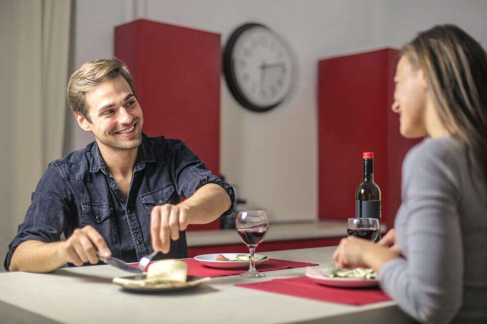 כך תוכלו לאכול לאט יותר ולרדת במשקל , GettyImages