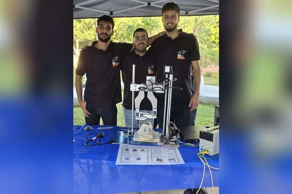 סטודנט יצר מכונה שקושרת שרוכים עבור סבו בן ה- 88 , ללא 