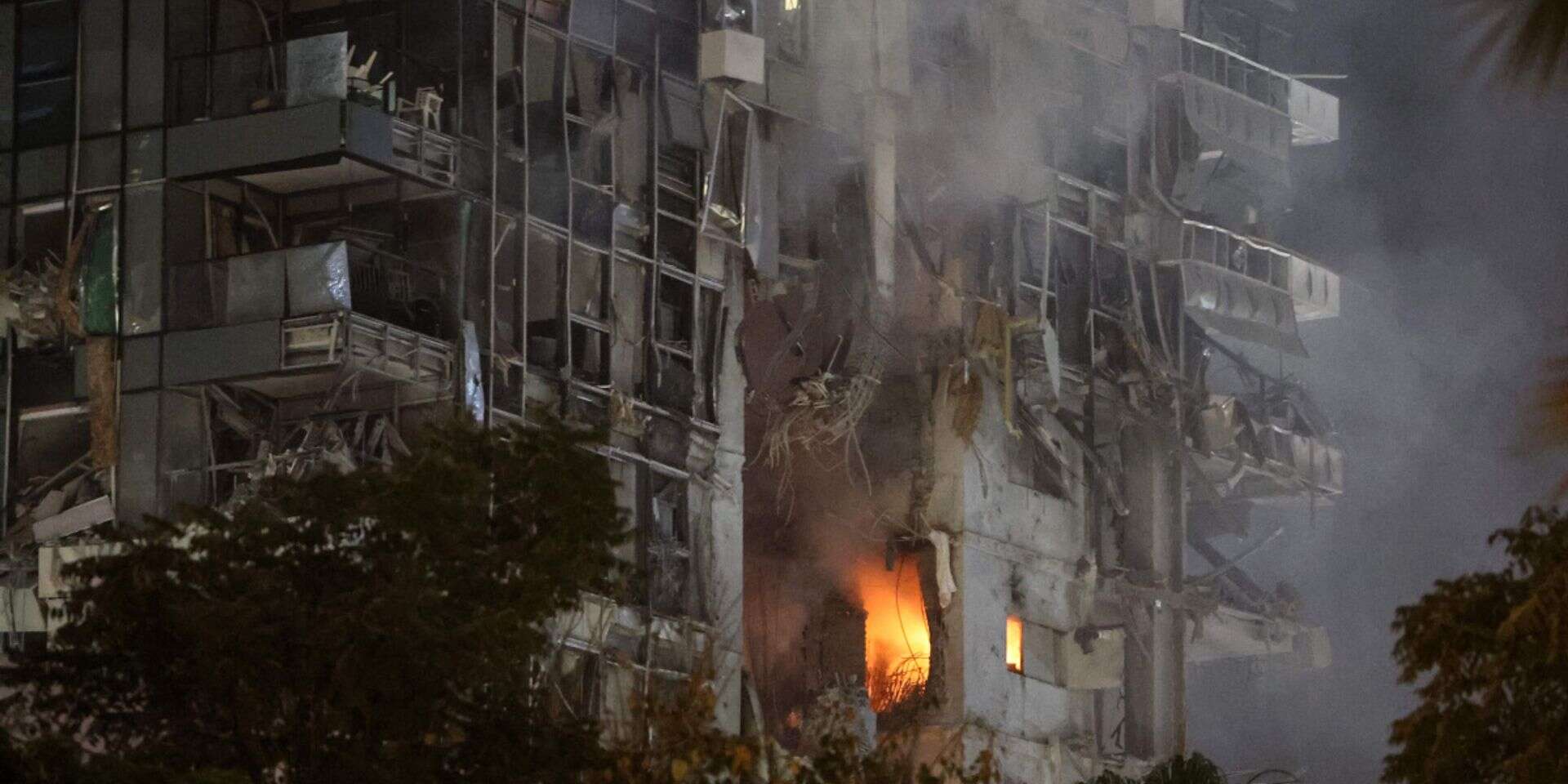 בניין שנפגע במרכז תל אביב , AFP
