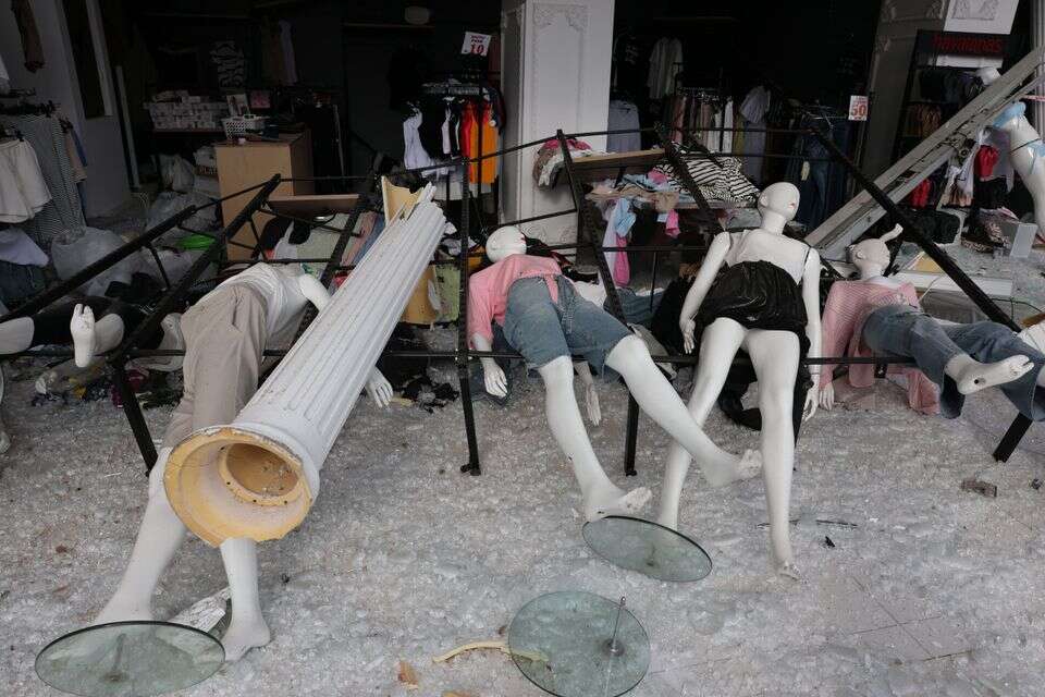 חלונות ראווה התנפצו בעקבות ההדף מהפגיעה ברחובות , אי.פי.אי