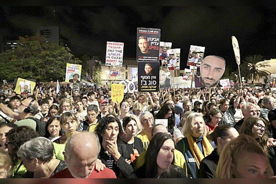 הפגנה למען החטופים.  הם עדיין שם , קוקו