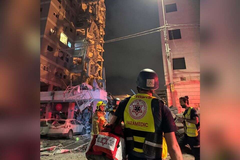 הפגיעה הישירה בבניין בבת ים , .ללא קרדיט..