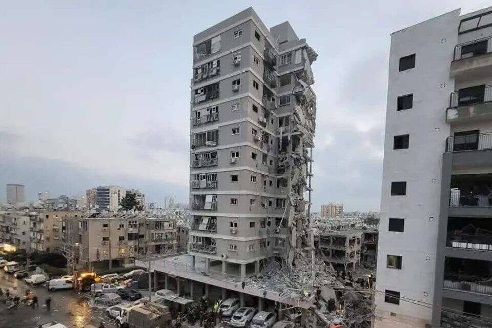 הבניין שנפגע בבת ים , .