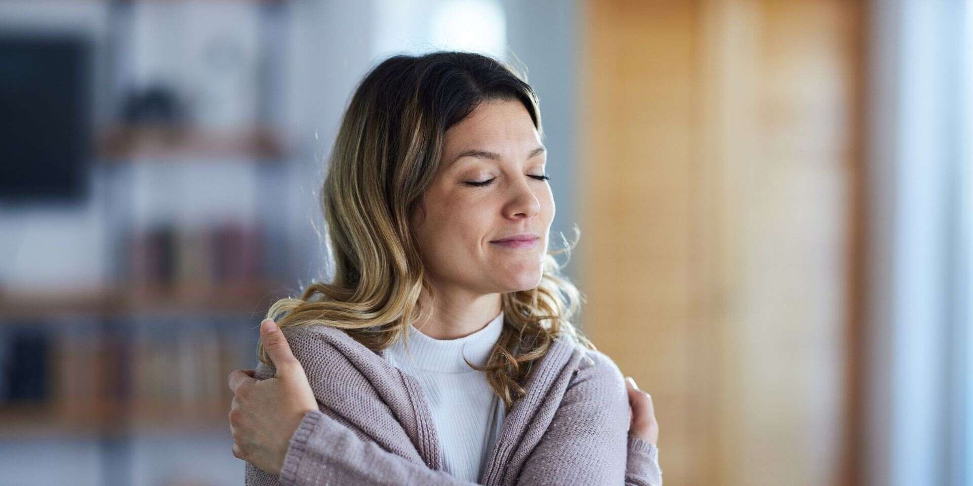 חיבוק עצמי אושר שלווה רוגע אהבה , istockphoto