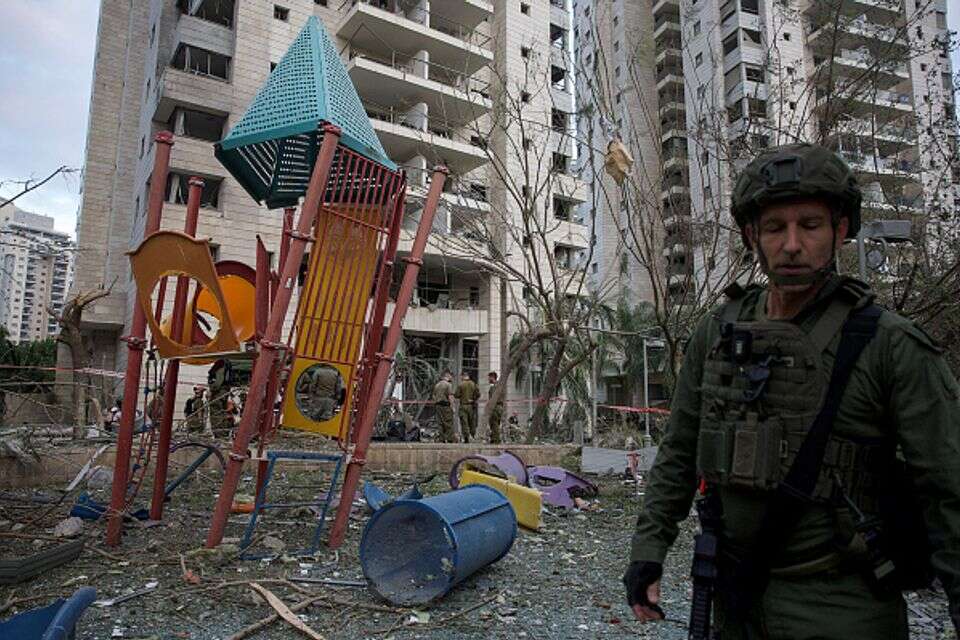 ההרס בפתח תקווה לאחר מטח השיגורים מאיראן , רויטרס