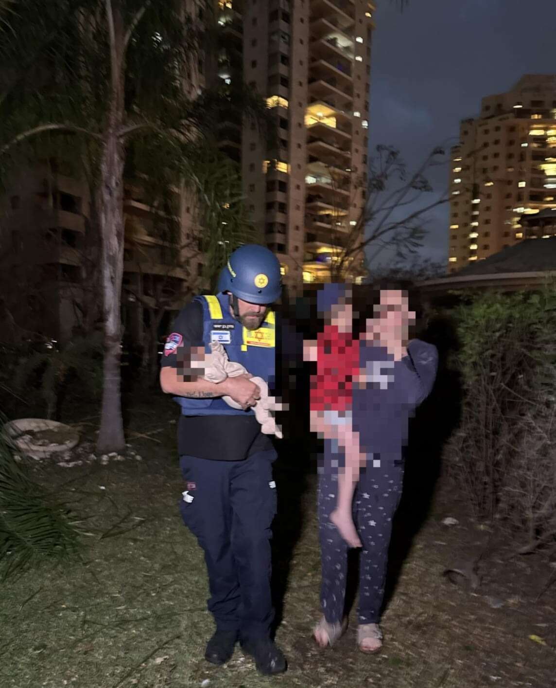 זירת הפגיעה בפתח תקווה. כוחות הצלה מחלצים תינוקת כבת שבוע וילד כבן 5 , 