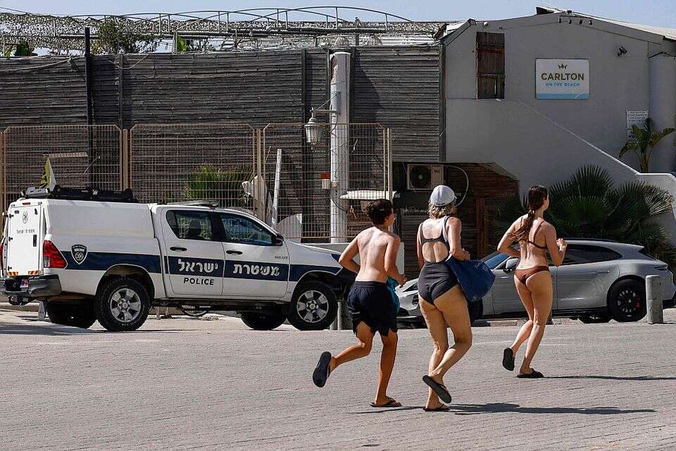 אנשים רצים למרחב המוגן , AFP