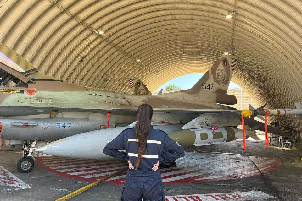רס"ן י', קצינה טכנית בטייסת 101 , ללא