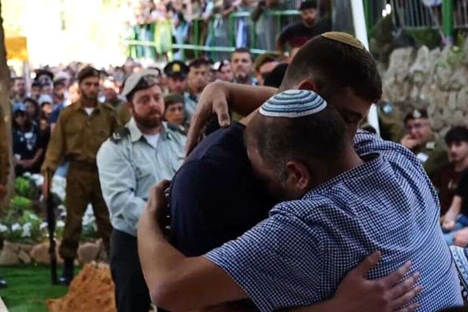 האב יגאל מחבק את בנו אריאל, בהללווית הבן והאח נווה  , .